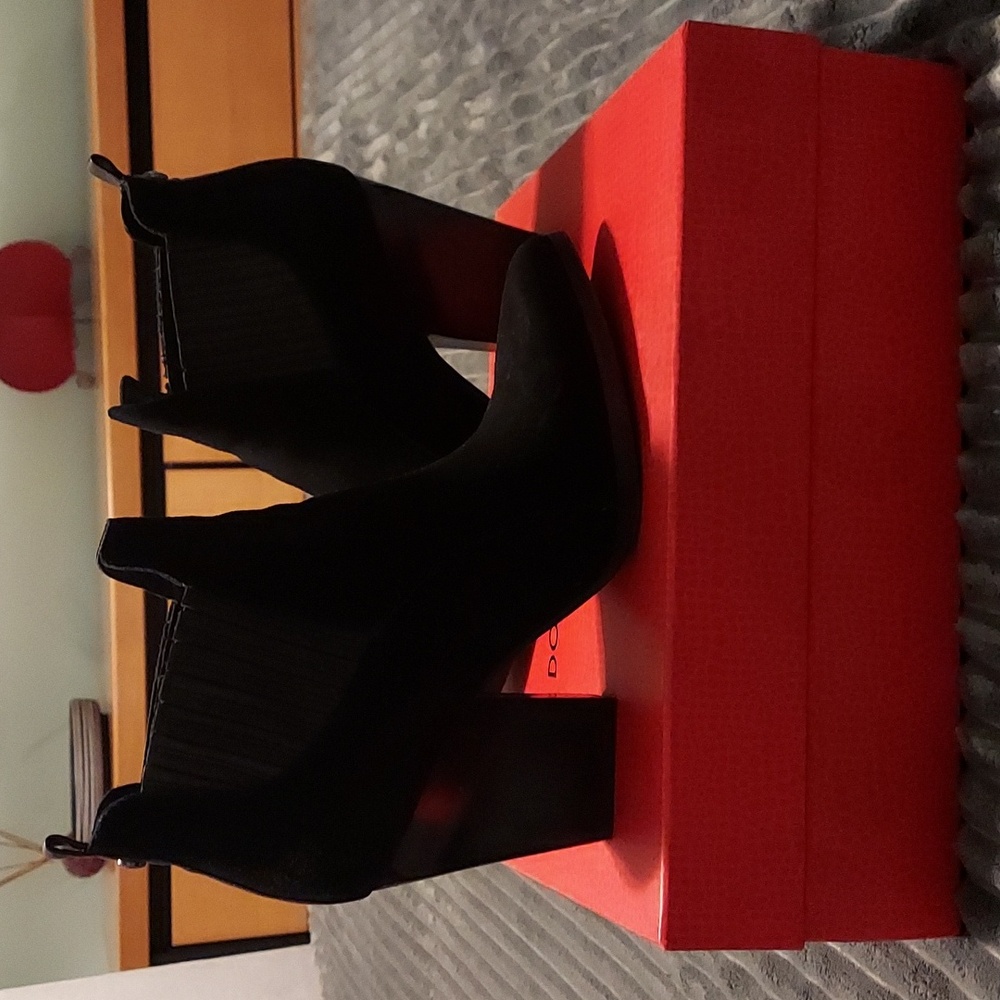 Donald J Pilner suede booties